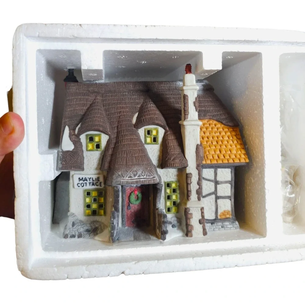 Dept 56 Dickens Village MAYLIE COTTAGE Oliver Twist 5553-0 Lighted Boxed Vintage
